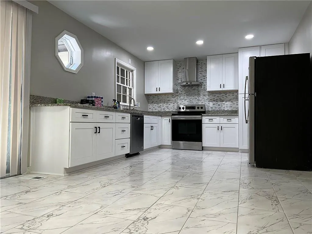 4 bed, 3.0 bath, 2950 sqft, $2,995 — Photo 2