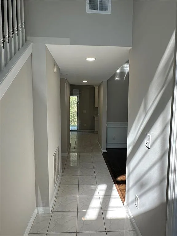 4 bed, 2.5 bath, 2427 sqft, $3,150 — Photo 2