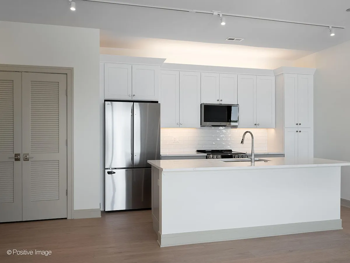Building Photo - 3202 N Racine Ave #301