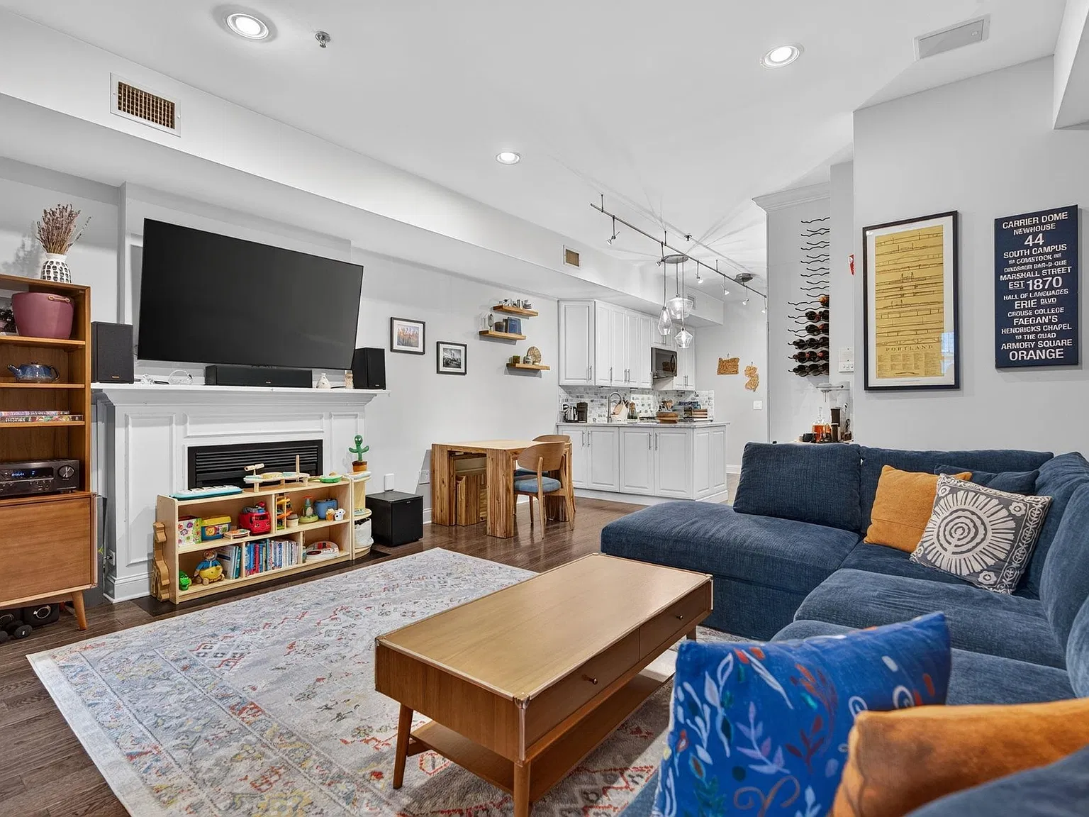 2 bed, 2.0 bath, 1050 sqft, $4,700 — Photo 2