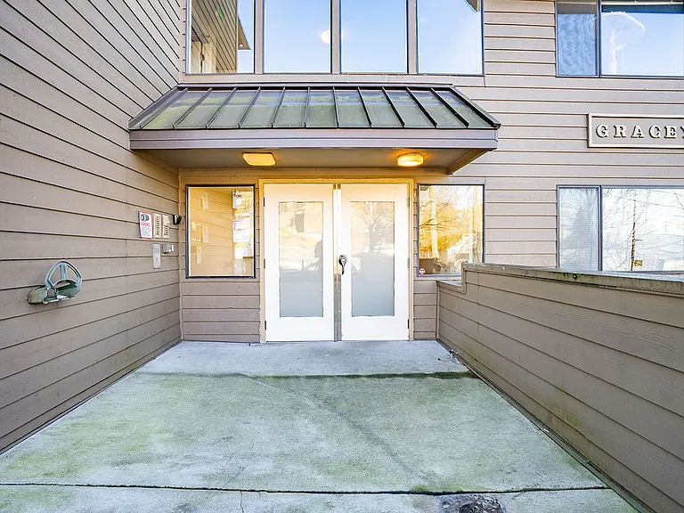 The Gracey Apartments — Photo 15