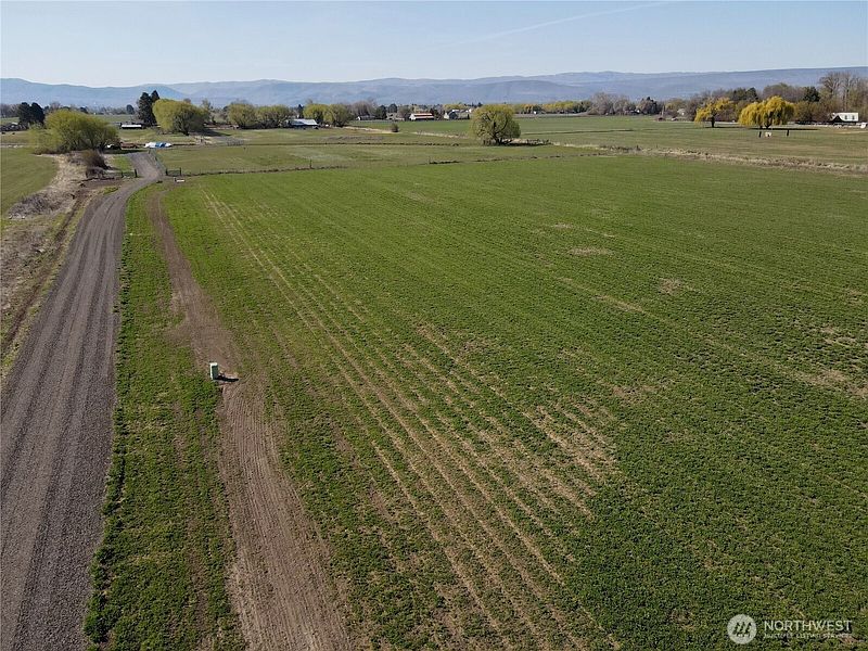 3rd image of 861 Lyons Road