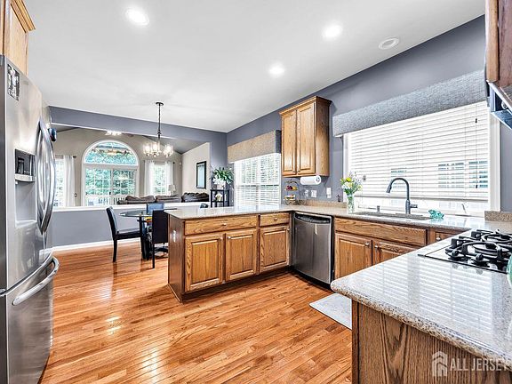 5th image of 114 Stone Manor Dr