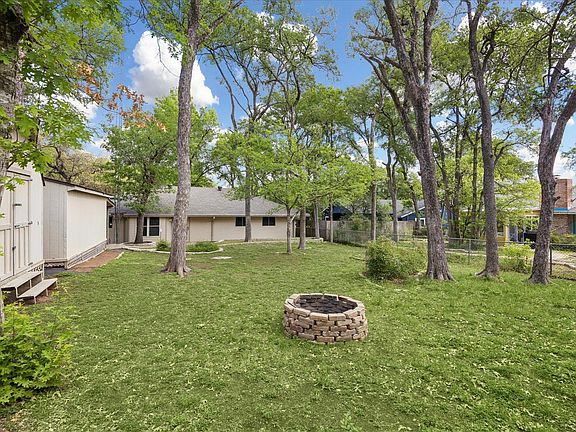 2nd image of 1815 Parkside Ln