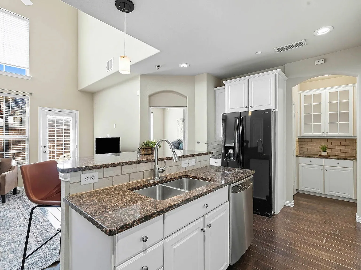 3 bed, 2.5 bath, 1887 sqft, $3,950 — Photo 2