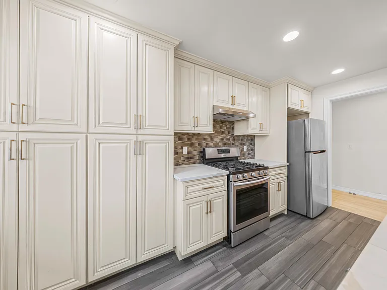 570 W Stocker St #216 — Photo 6