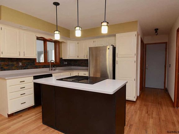 4th image of 10 Orchard Park Dr