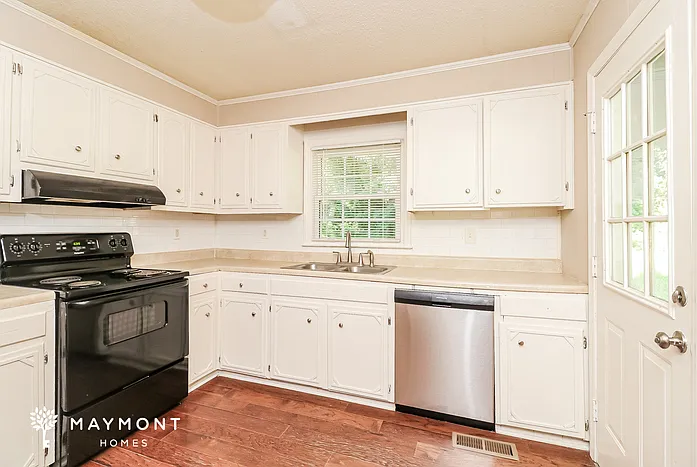 1026 Woodhill Dr — Photo 6