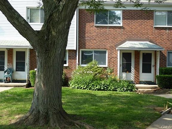 Welcome home to Linron Gardens, Danbury, CT!