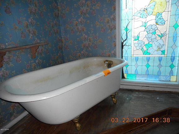 3rd image of 302 E Nebraska Ave