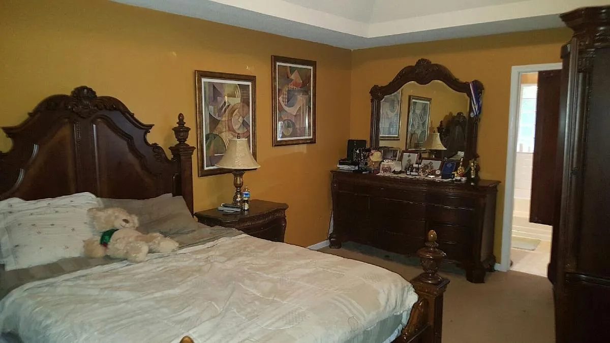 4 bed, 2.5 bath, 2400 sqft, $2,100 — Photo 2