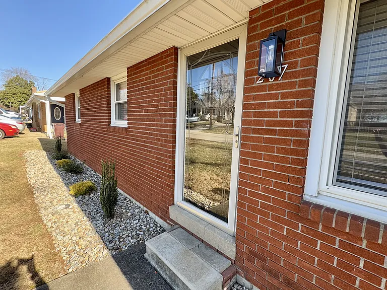 207 Beecher St — Photo 2