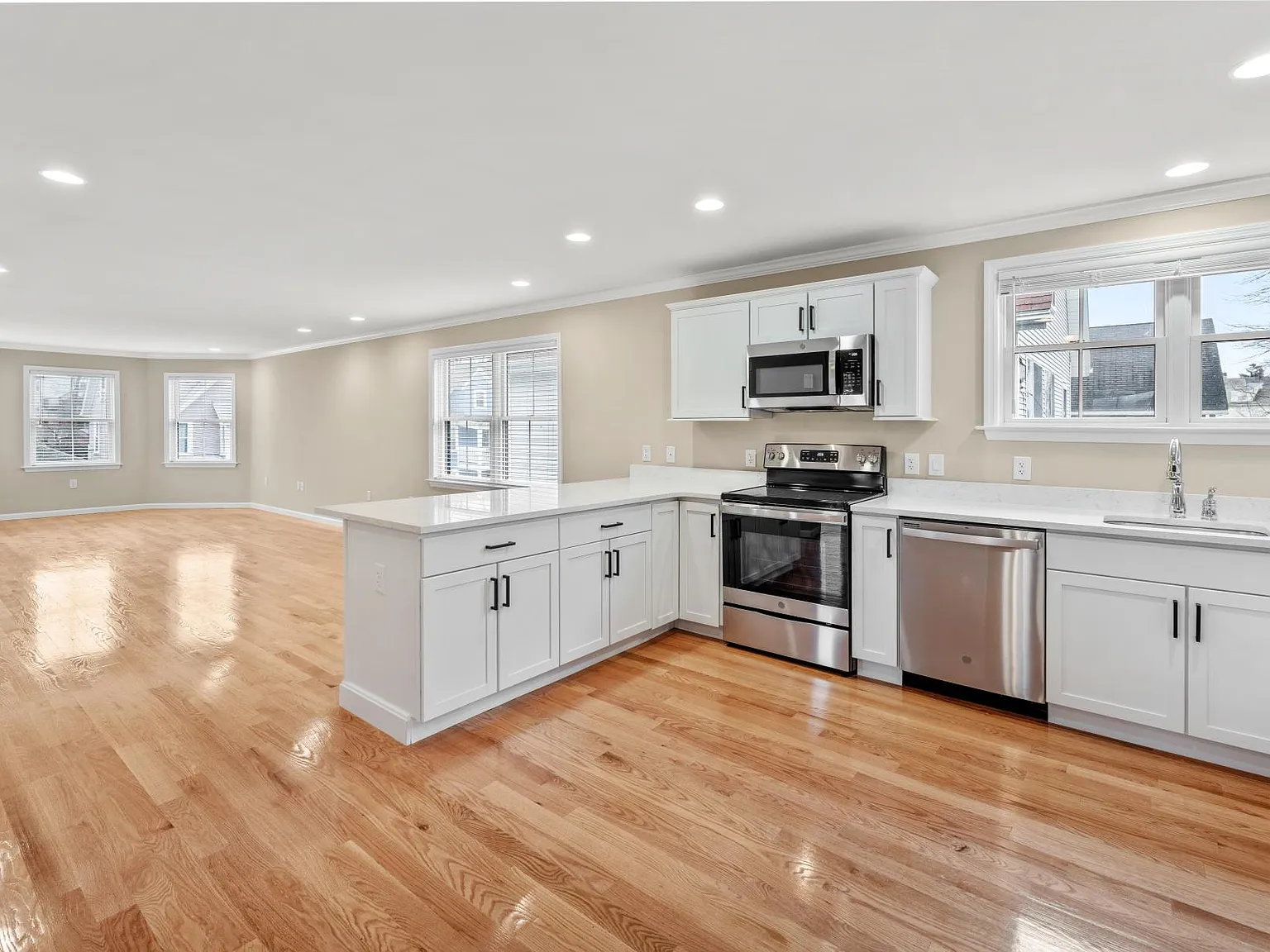2 bed, 1300 sqft, $3,000 — Photo 2