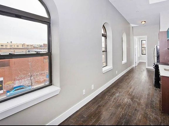 3rd image of 444 Melrose St APT 3R