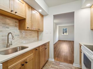 121 Rue Charmille Rd, Fort Washington, PA 19034