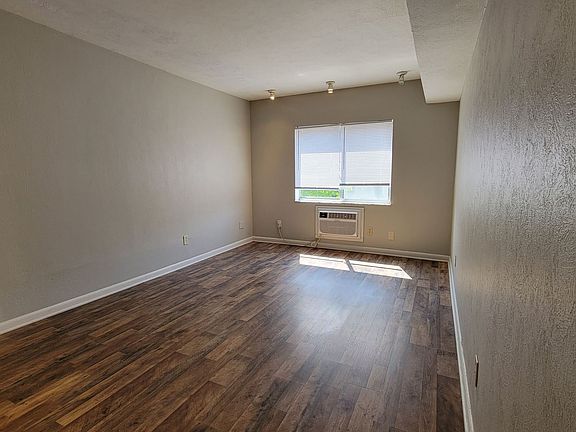 4th image of 475 W Grand Ave APT 23