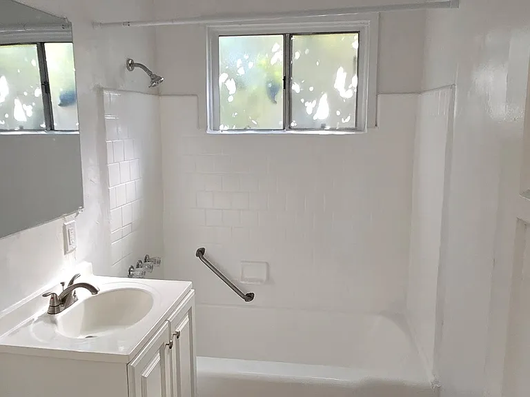 1215 S Fairfax 1 Bedroom Bathroom