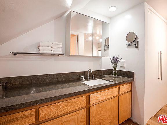 5th image of 654 Pier Ave APT A