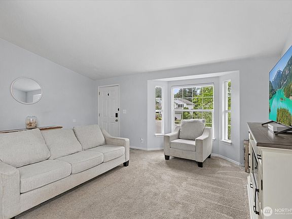 4th image of 421 Rainbow Place