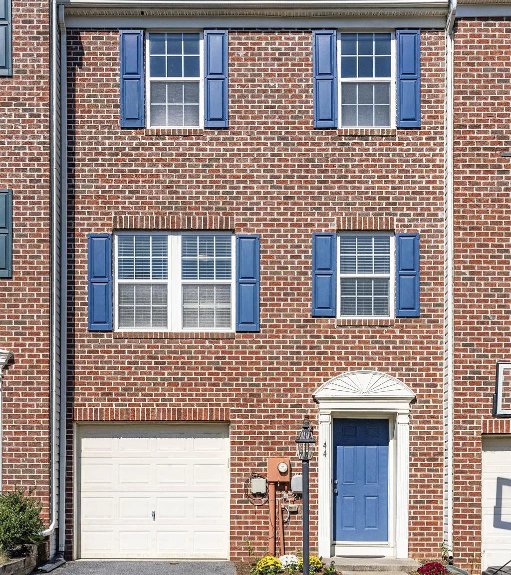 3 bed, 2.5 bath, 1760 sqft, $2,300 — Photo 1