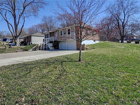 5th image of 900 NW Oxford Dr