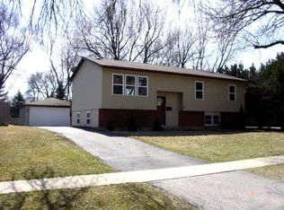 2541 Forest Glen Pkwy, Woodridge, IL 60517