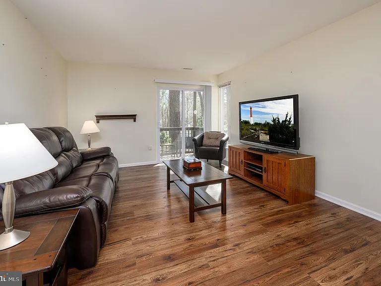 339 Woodlake Dr — Photo 6