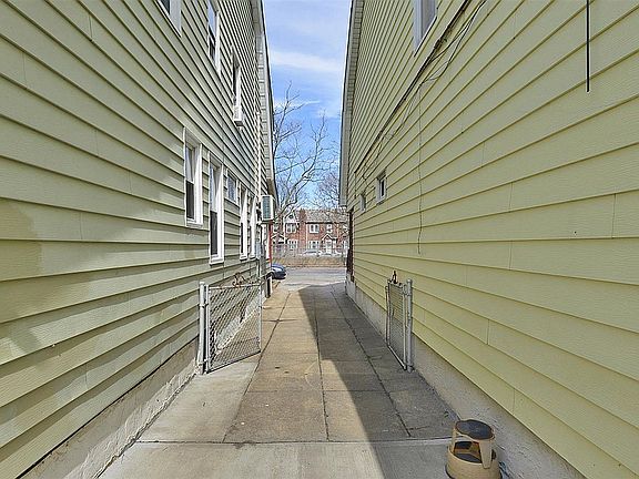 2nd image of 15918 Grand Central Pkwy S