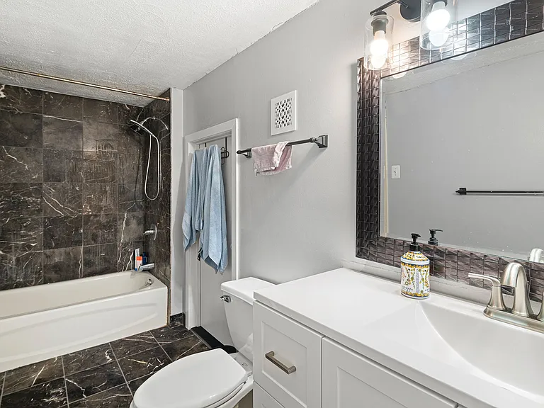 1027 Arch St #207 — Photo 10