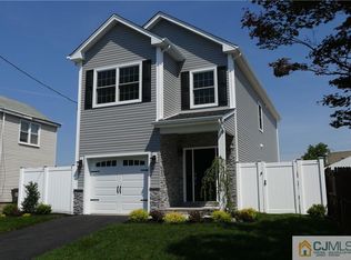 92 2nd St, Woodbridge, NJ 07095