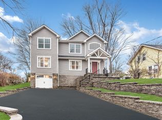 12 Maplewood St, Glen Head, NY 11545