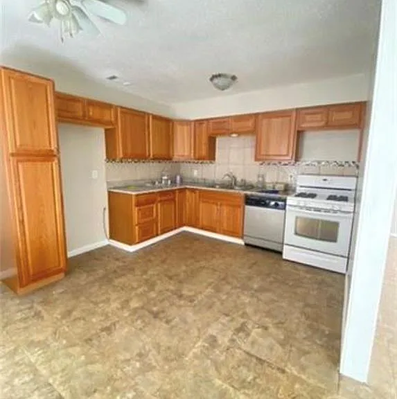 1157 Beechwood Dr — Photo 2