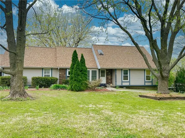 9822 E Clarksboro Dr, Liberty, MO 64068