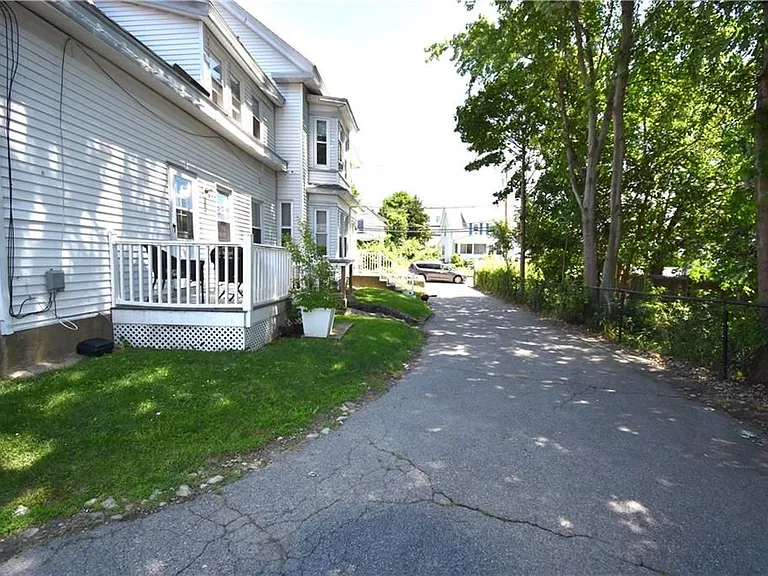 2 Nichols St — Photo 16
