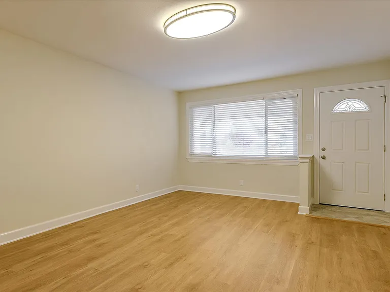2448 Whitethorne Dr — Photo 7