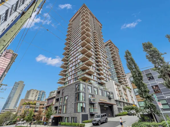 1482 Robson St #1404, Vancouver, BC V6G 1C1