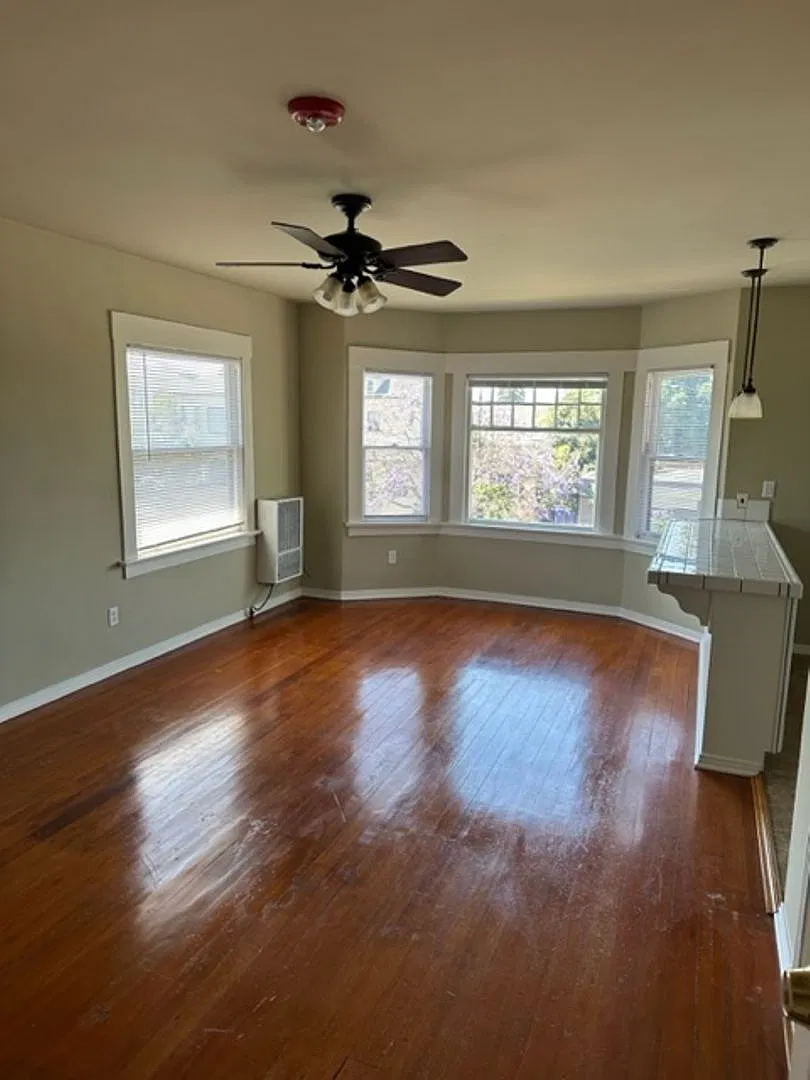 Broadway Manor — Photo 2