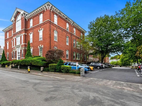 35 Flint St APT 205, Salem, MA 01970