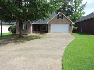 15 Twin Oaks Pl, Laurel, MS 39440