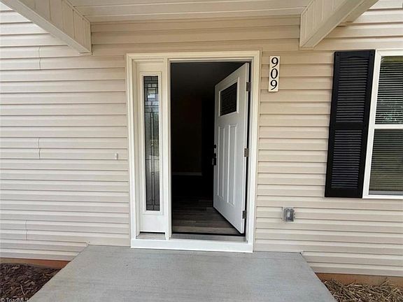 4th image of 907 Eleanor Dr