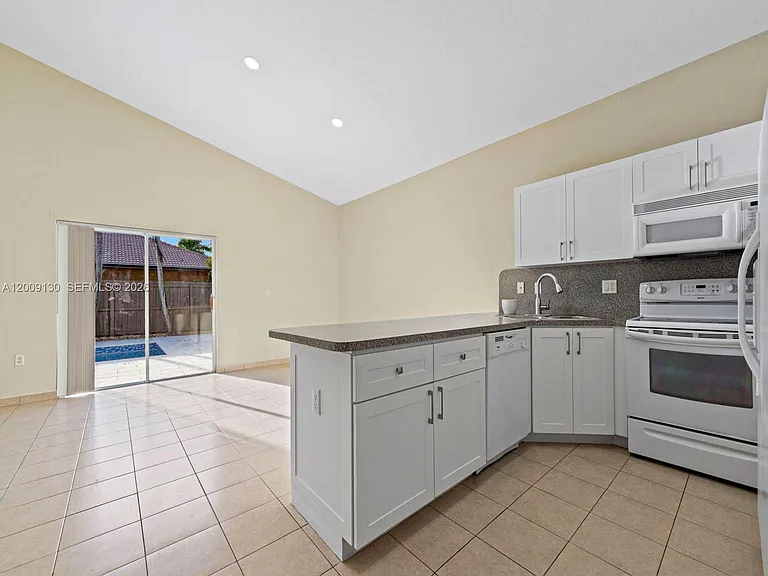 704 SE 14th Pl — Photo 12