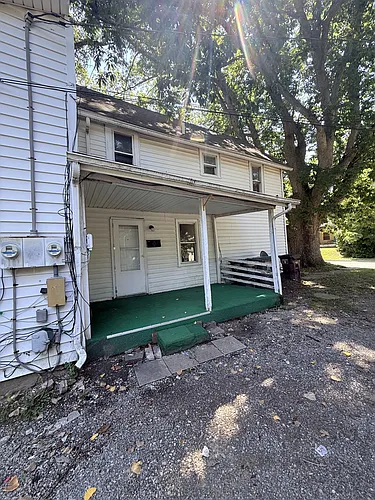 711 E Elm St Photo 1