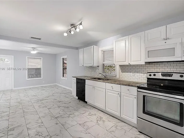 901 NE 38th St — Photo 3