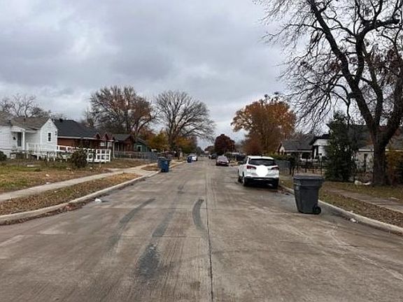 Exterior Neighborhood (street photo)