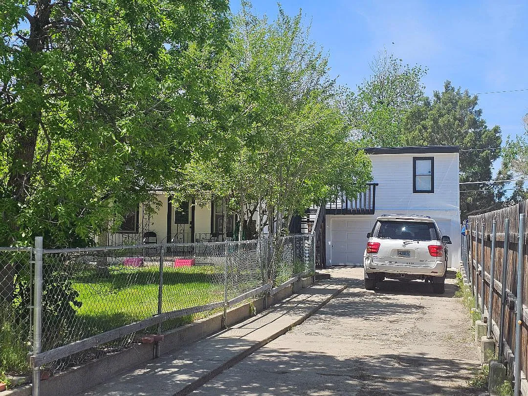 4 bed, $1,700 — Photo 1