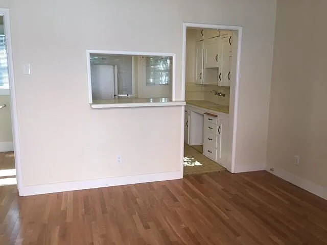 1528 E 1st St #10 — Photo 4