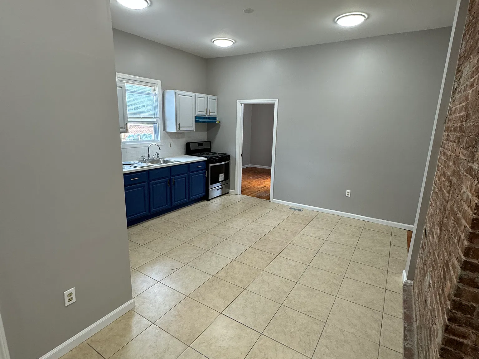2 bed, 1000 sqft, $2,025 — Photo 3