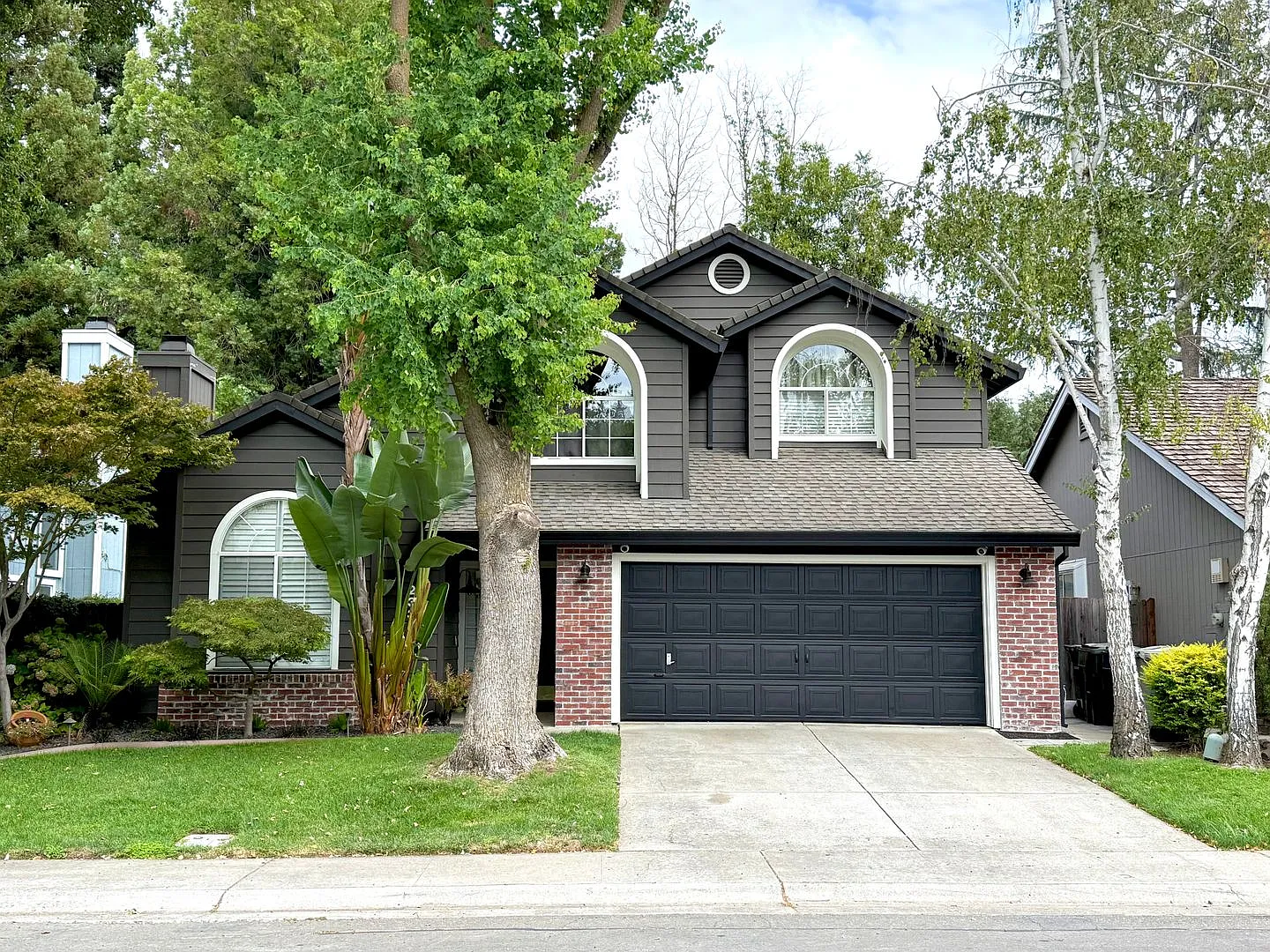 Must See! Beautiful Fully Renovated 3 Bed 3 Bath! — Photo 2