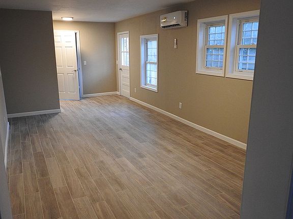 4th image of 709 N Hamlin St