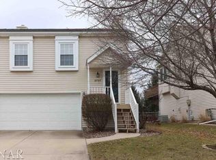 2737 Arrowhead Dr, Bloomington, IL